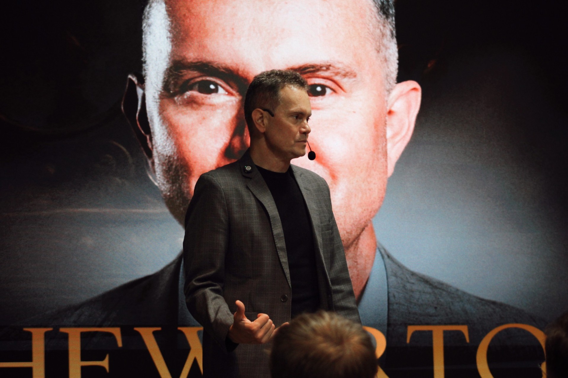 Hewerton Scheidegger no palco do REI Experience